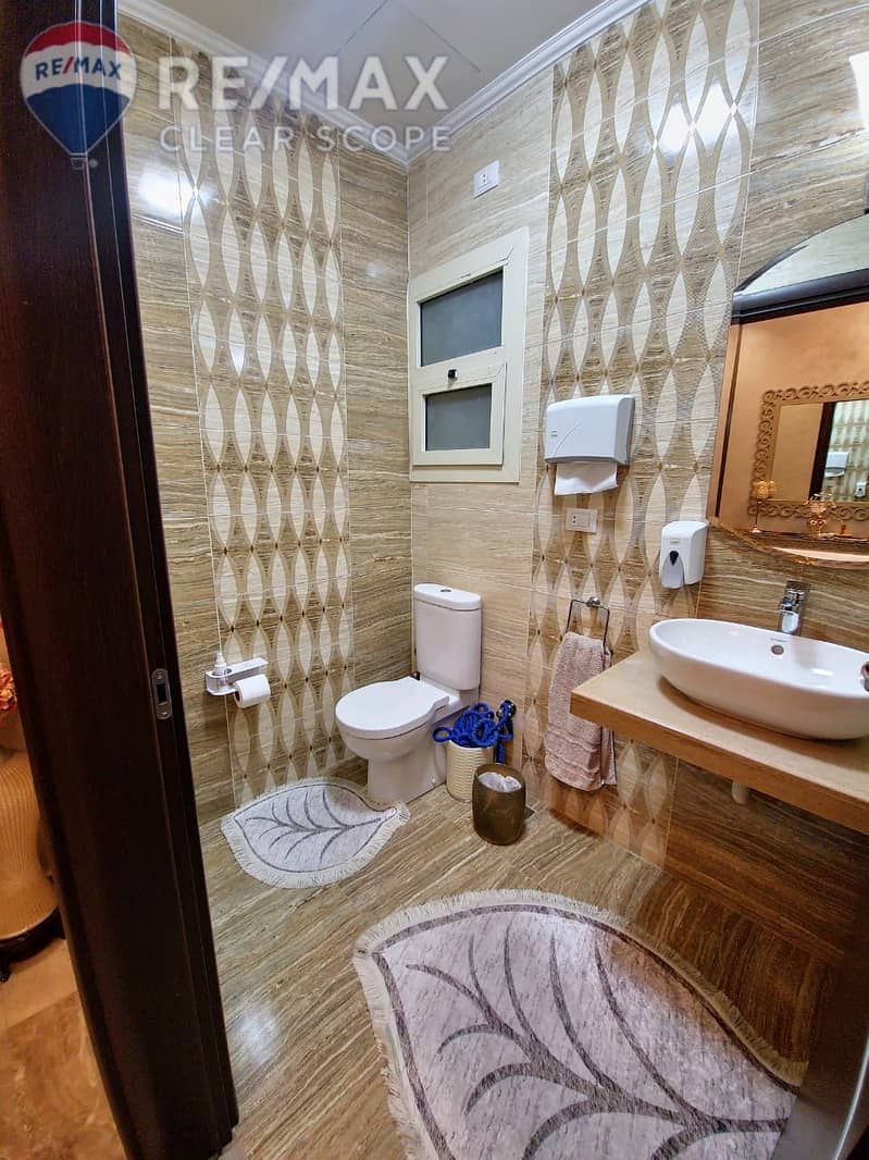 12 c4ec5698-bf33-4ac4-ba04-8d768fcf22b4. jpg