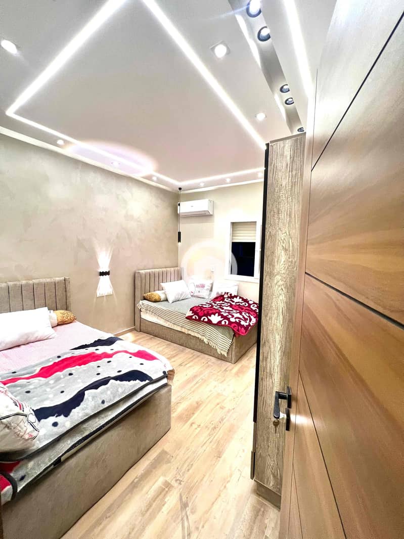 8 97e932b9-4e42-4f31-8c77-fafef754d098. jpg