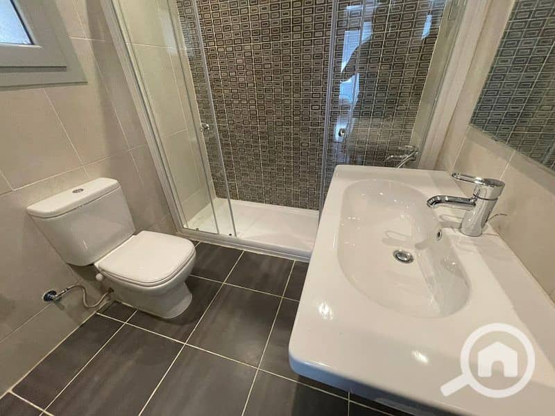 10 e5ddeafe-42c1-4d3a-b4e1-1b9260bb6757. jpg