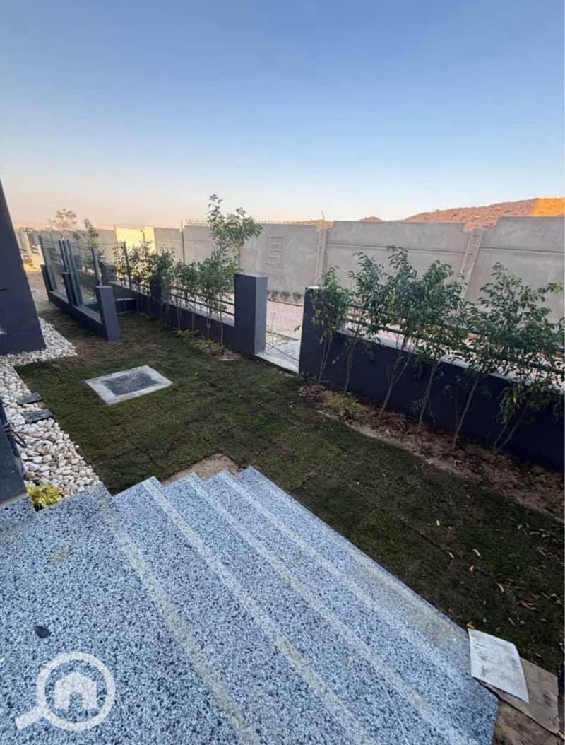 10 784f3f83-2d16-4471-9274-218e53e528dc. jpeg