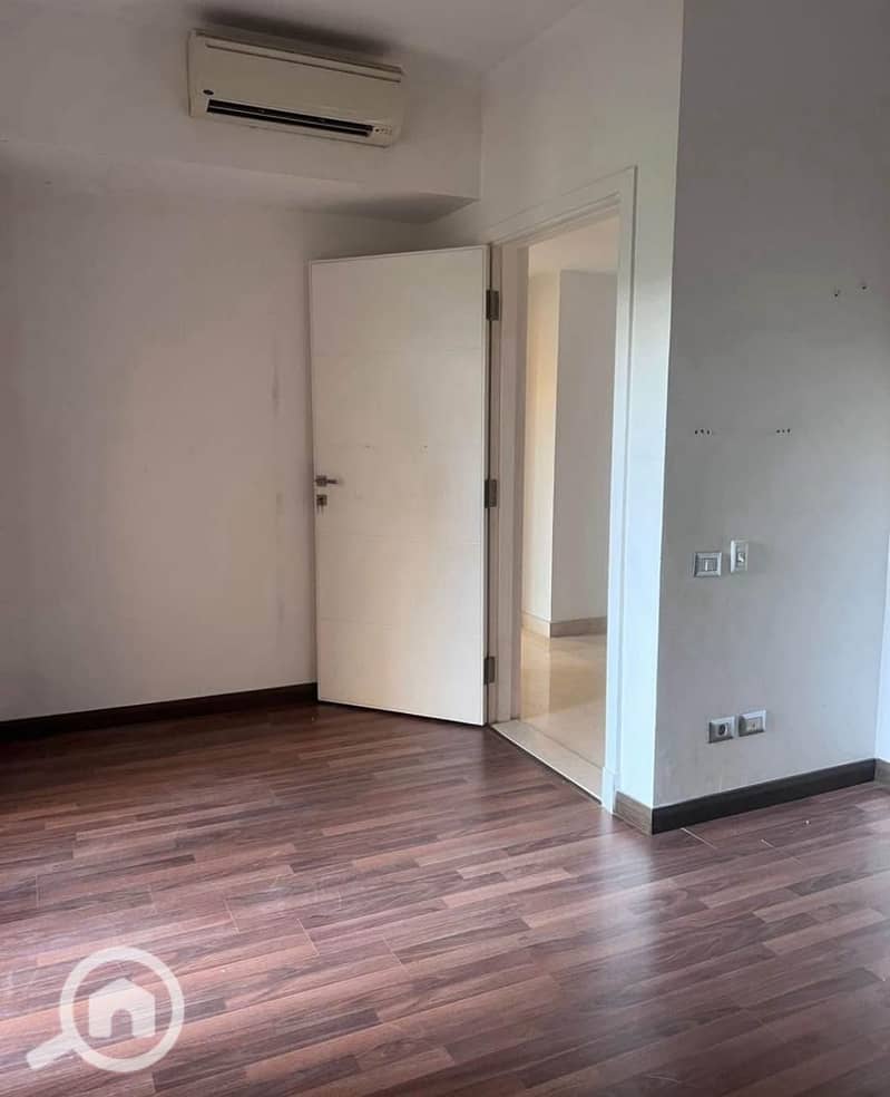 10 5067206c-7c56-468e-b928-a69a0fada1d4. jpeg