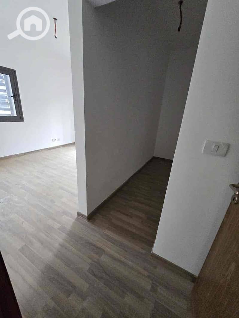 12 869b7428-b375-4962-b947-7d0d2d940503. jpg