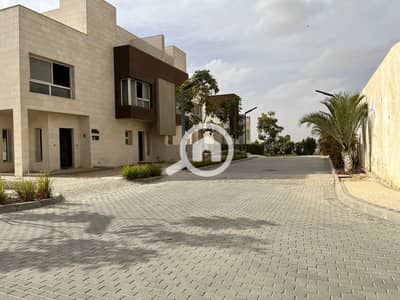 5 Bedroom Townhouse for Sale in 6th of October, Giza - 9666316a-82f4-4e2e-bd90-b52db098e68e. jpg