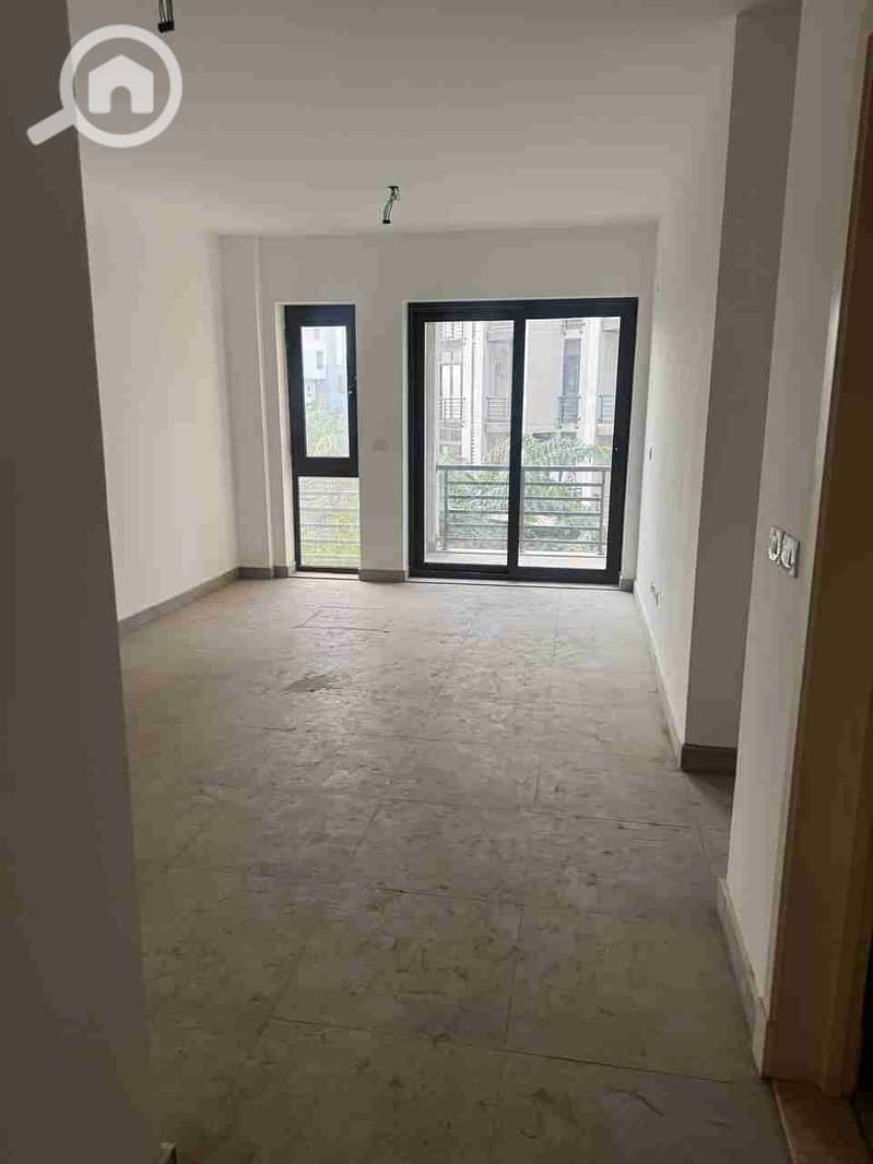 1000595935. jpg 1000595935. jpg