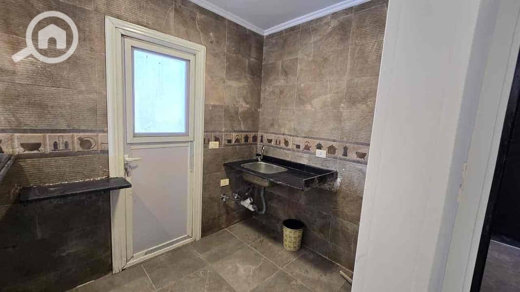 4 56baeaba-3e51-4901-810f-3d80434fb230. jpg