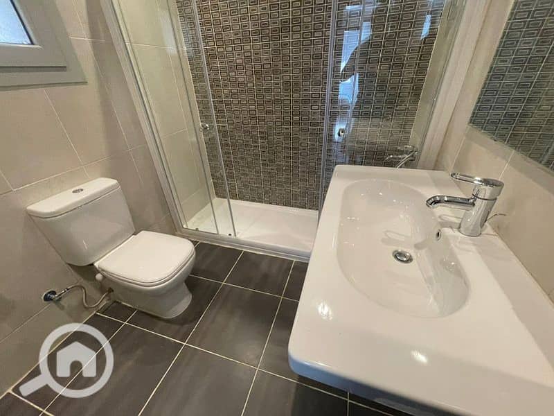 10 e5ddeafe-42c1-4d3a-b4e1-1b9260bb6757. jpg