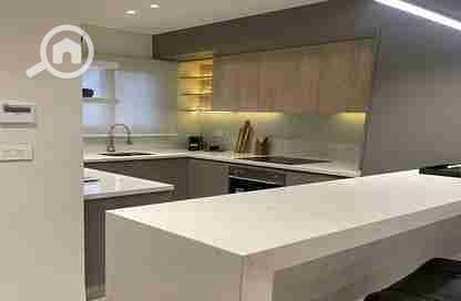 10 3837968-db747o. jpg