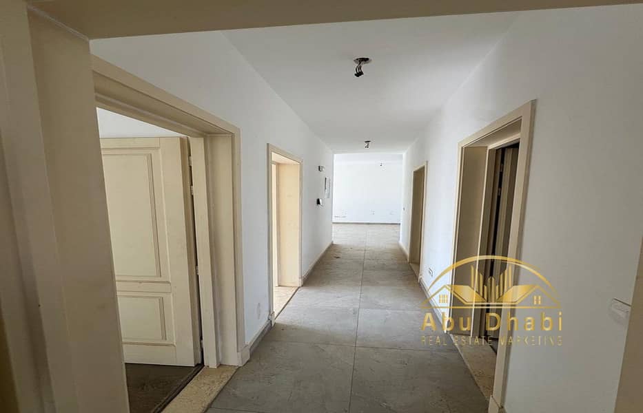 4 5c5fa100-ddcc-4080-b893-74b79173891d. jpg