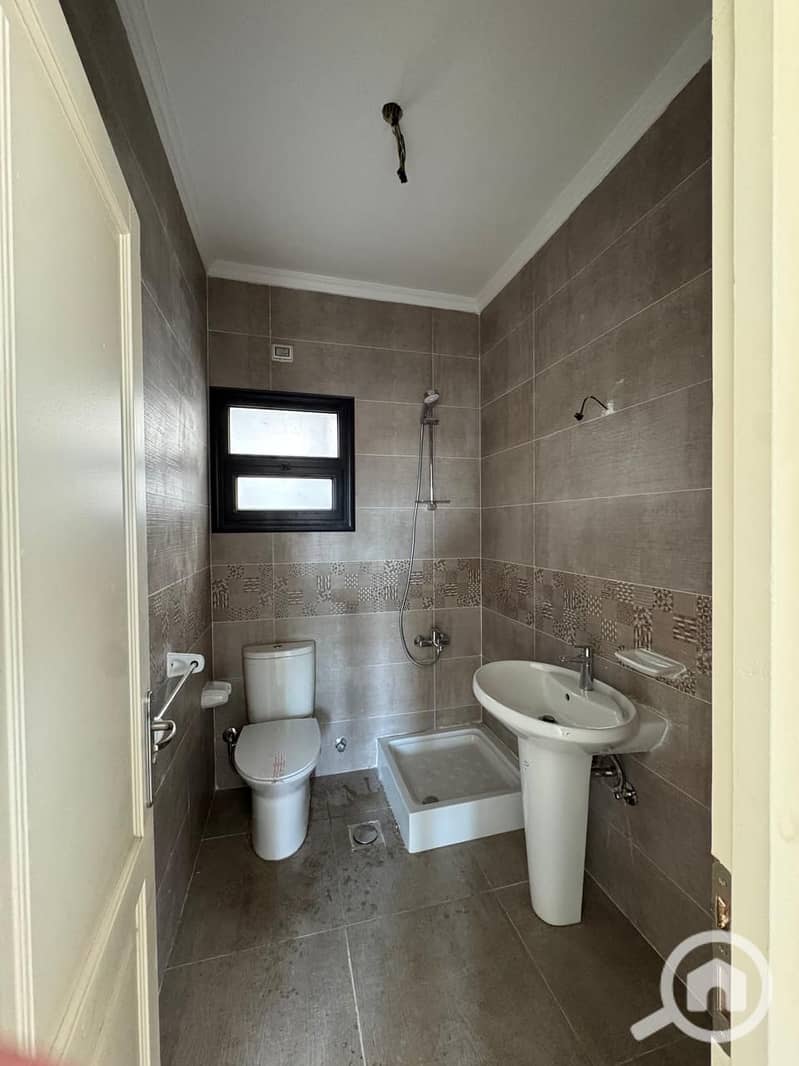 6 ee5640e4-f1a7-4e62-8551-c2608f25c7fd. jpg