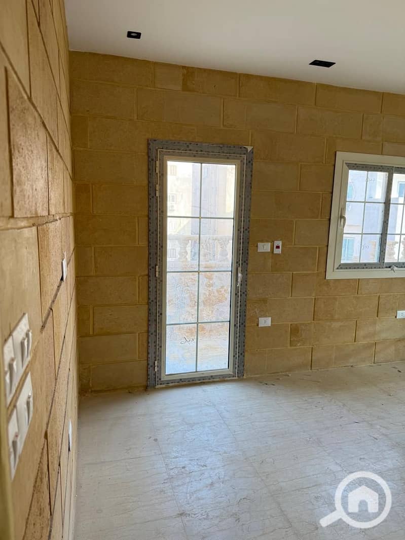 12 439627d8-2e78-4b06-9d87-31250c375dad. jpeg