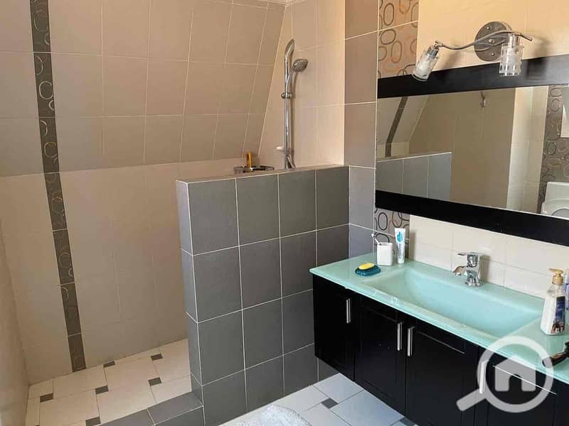 9 37f59eda-954f-4caa-a6b5-f98e49a53421. jpg