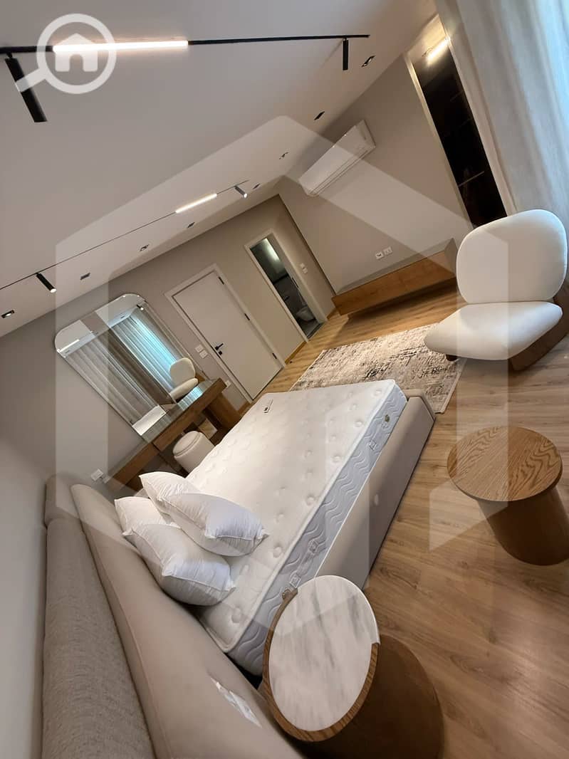 11 The Crown 11. jpg