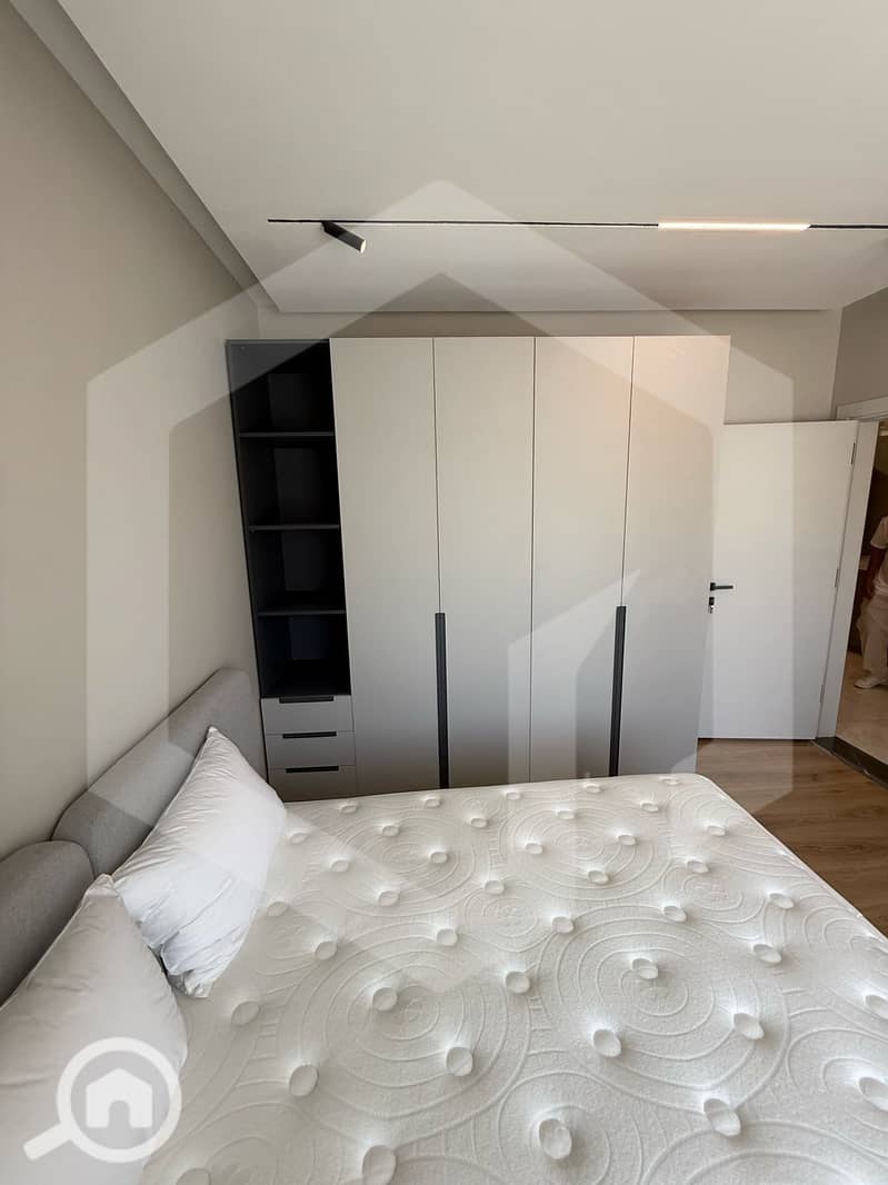 12 The Crown 12. jpg