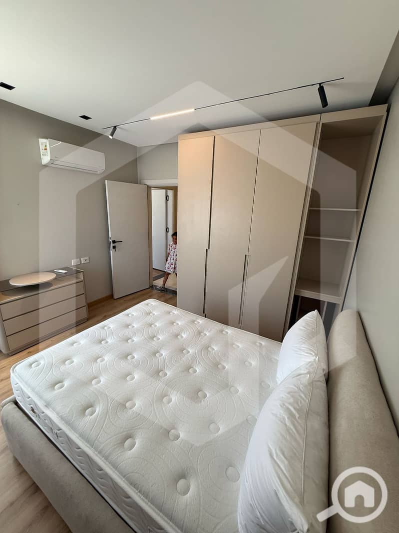 13 The Crown 13. jpg