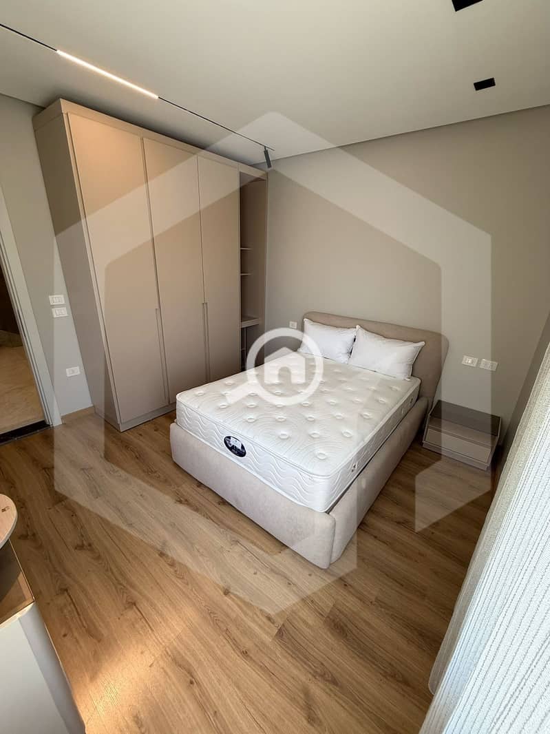 14 The Crown 14. jpg