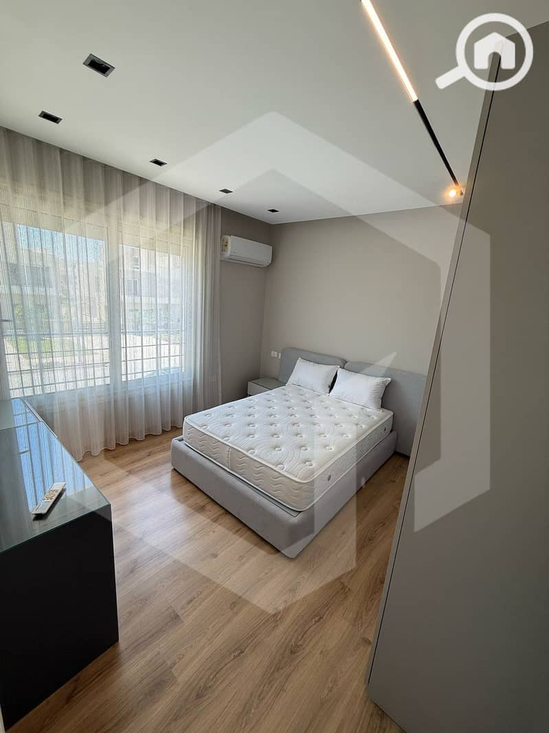 15 The Crown 15. jpg