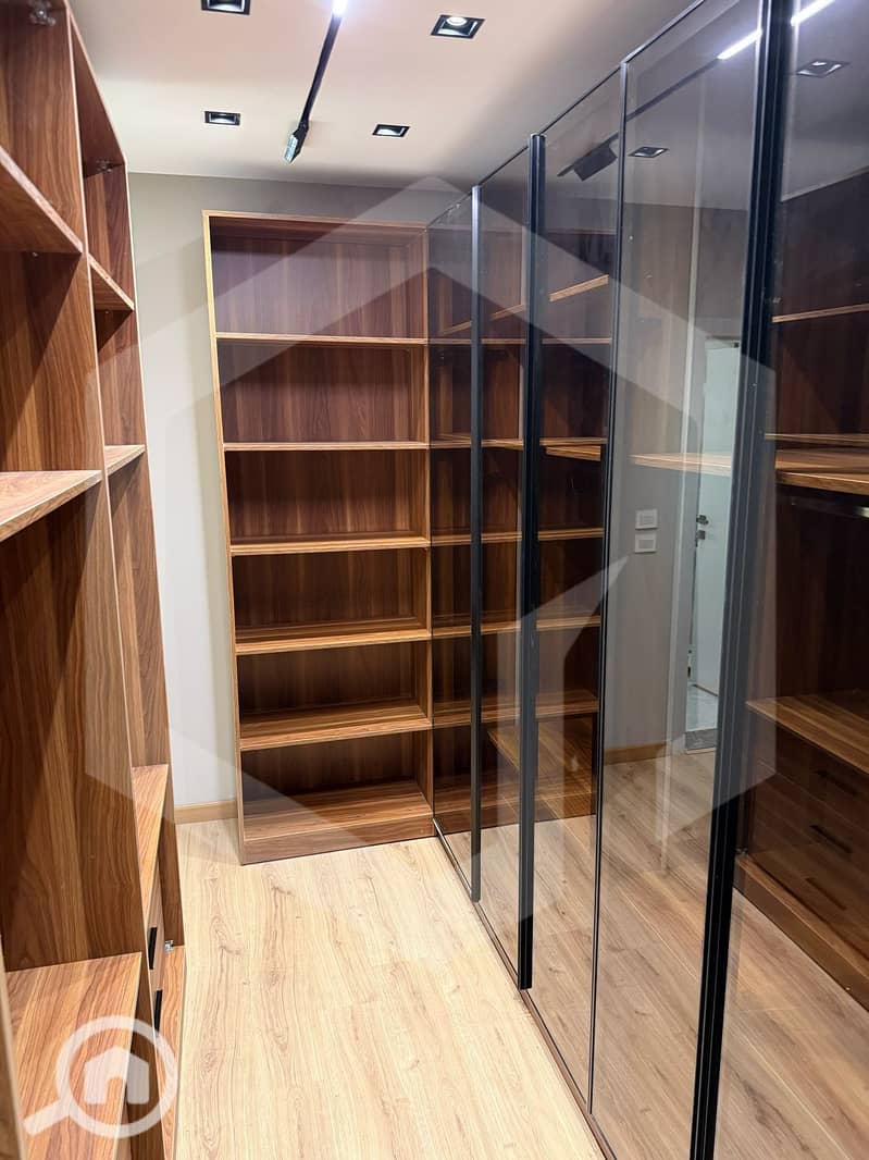 17 The Crown 17. jpg