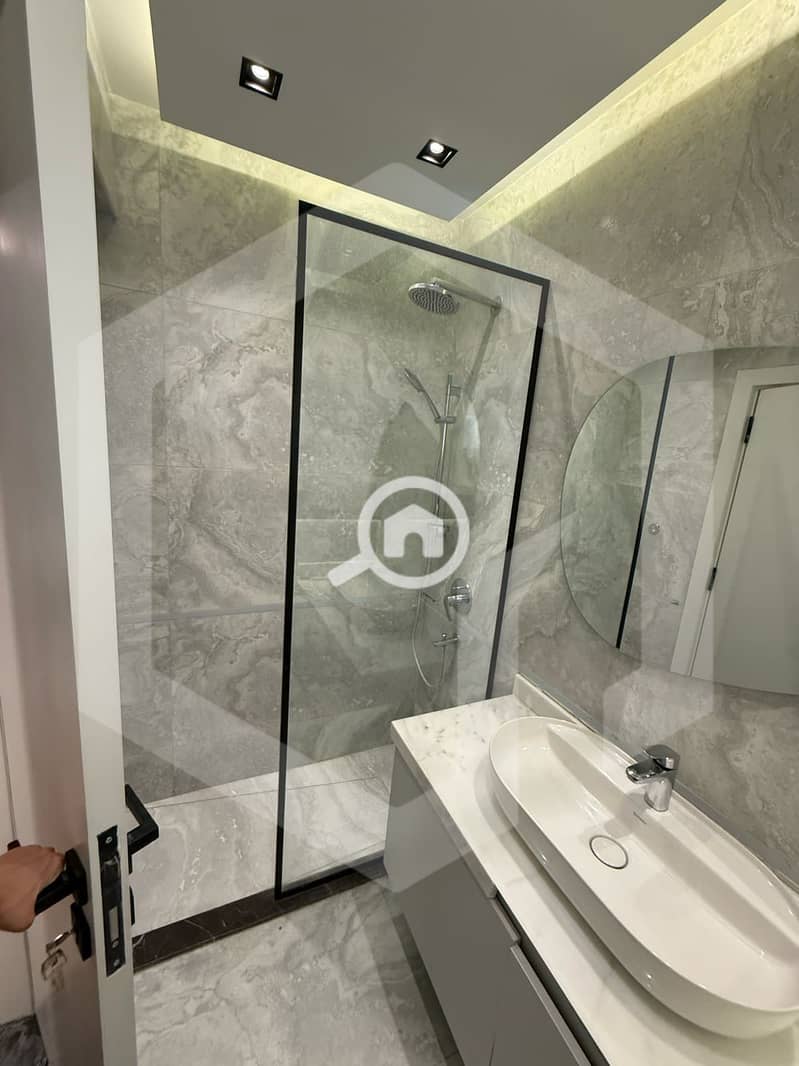 19 The Crown 19. jpg