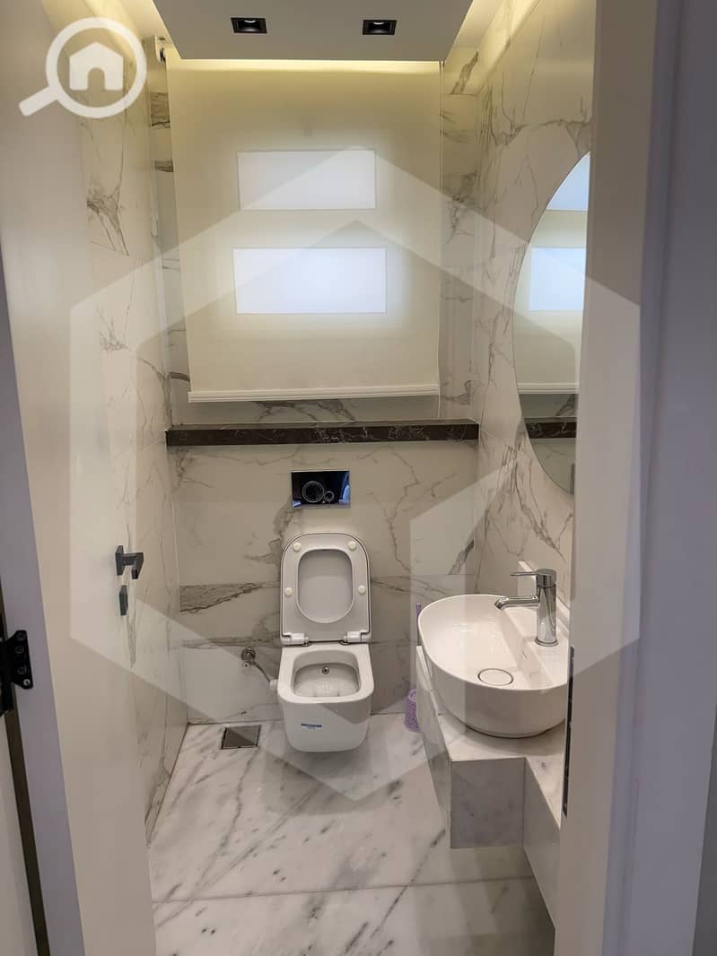 21 The Crown 21. jpg