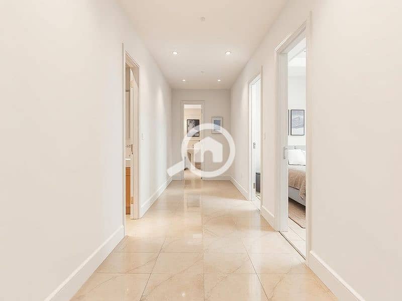 4 A well-lit, professional photograph of a clean . . . . png