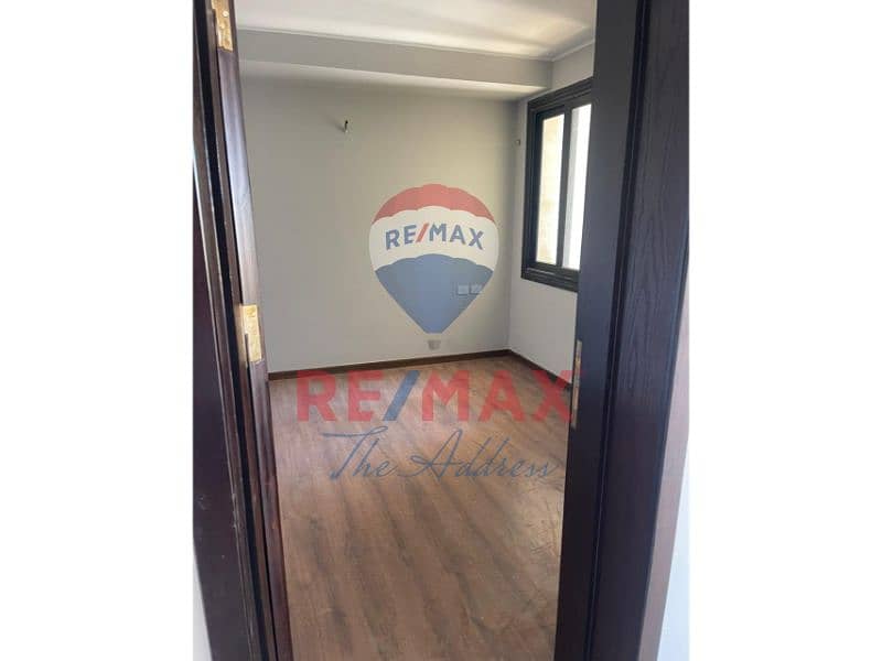 8 398cddb8-f75b-40f8-a563-95dba13de6fe. jpg