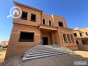 6 realestate_فيلا-مستقلة-بدون-تشطيب-مساحة-المبانى-1031-م2-و-بها-حديقة-خاصة-بكمبوند-القطامية-جاردنز-بالتجمع-الخام_2520240624243741_th. jpg