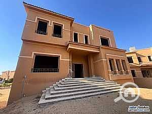 8 realestate_فيلا-مستقلة-بدون-تشطيب-مساحة-المبانى-1031-م2-و-بها-حديقة-خاصة-بكمبوند-القطامية-جاردنز-بالتجمع-الخام_2520240624243741_th. jpg