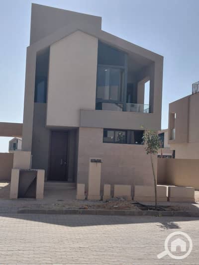 4 Bedroom Villa for Sale in Sheikh Zayed, Giza - e0c0f458-4cd7-4d3b-b244-1ee4a1f2f977. jpg
