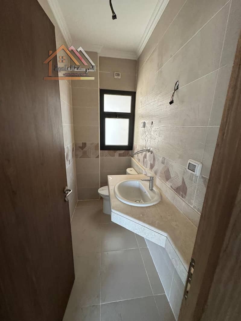 9 8bb8f74a-3fb5-47a8-a3e3-db31d35e76db. jpg