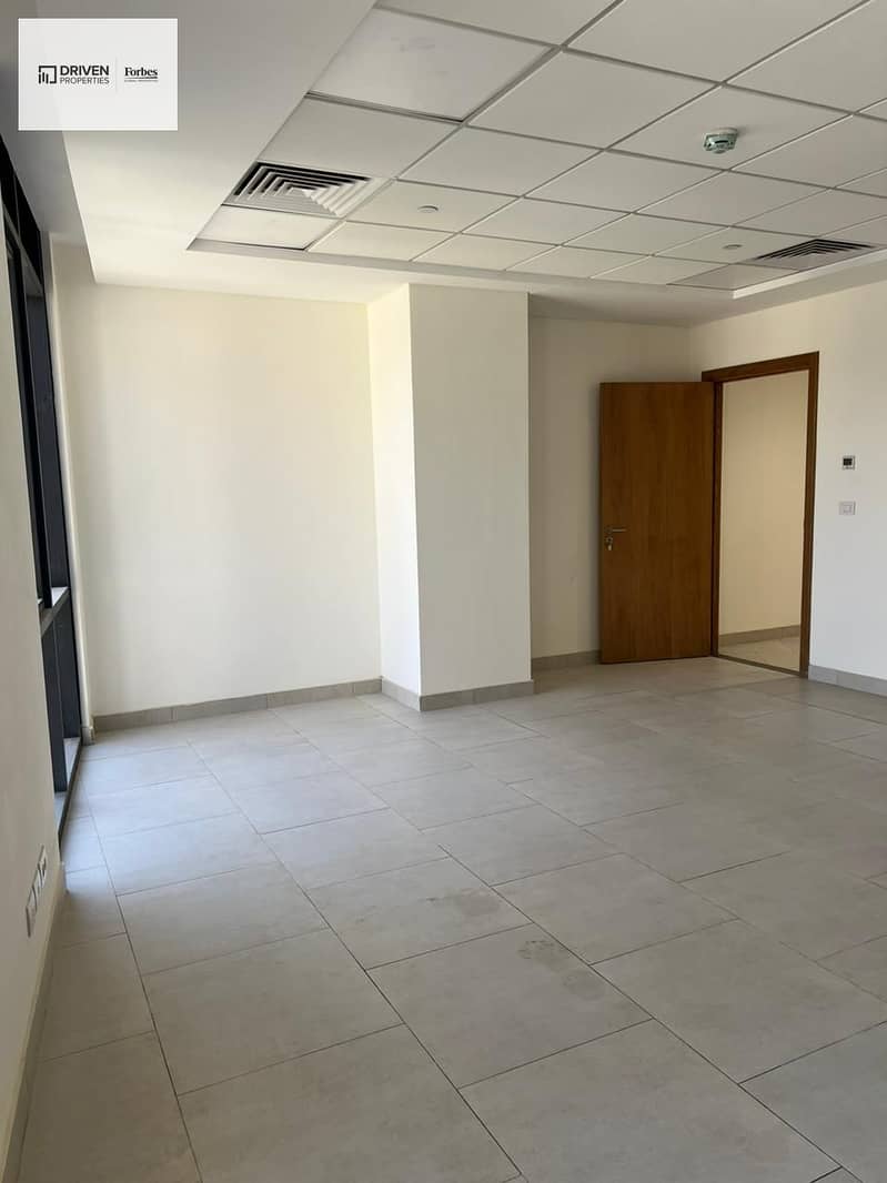 4 53dee9a6-d76a-48e9-a444-14e1e48d075e. jpg