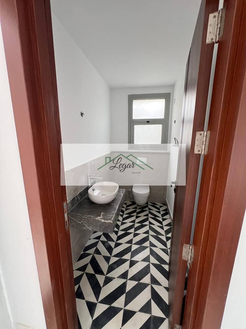 9 e02924c3-e2e7-49cc-bc6e-faf59ffa0562. jpg