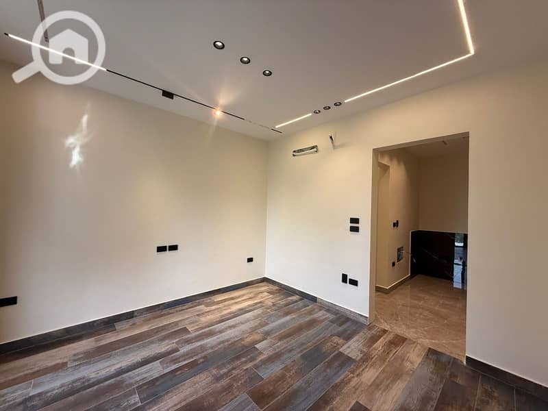 7 e5dc5fb6-a7eb-40ee-9510-7ce43b96175c. jpeg