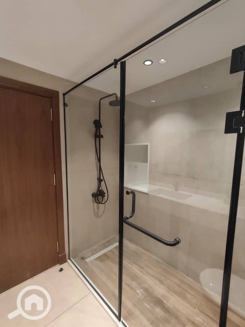 12 b63cb333-f92b-41c4-8d0d-3530405ccc33. jpg