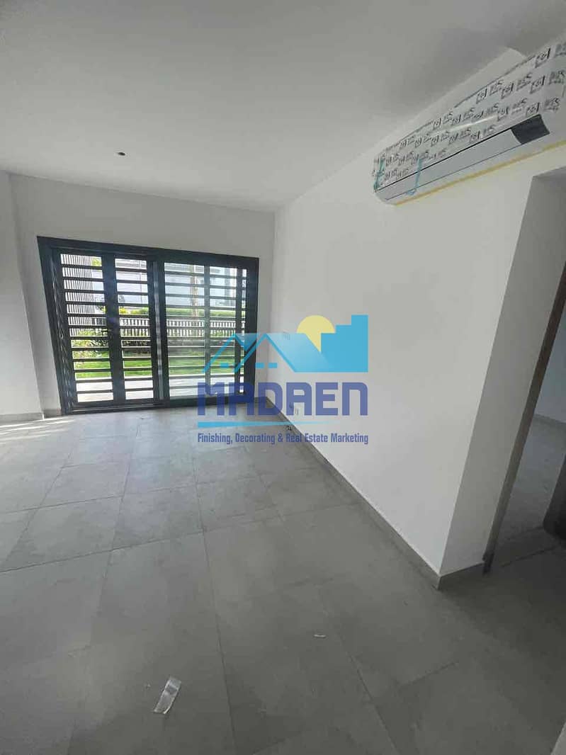 12 727b8838-8556-4f4e-9e3a-0ad65c57d774. jpg