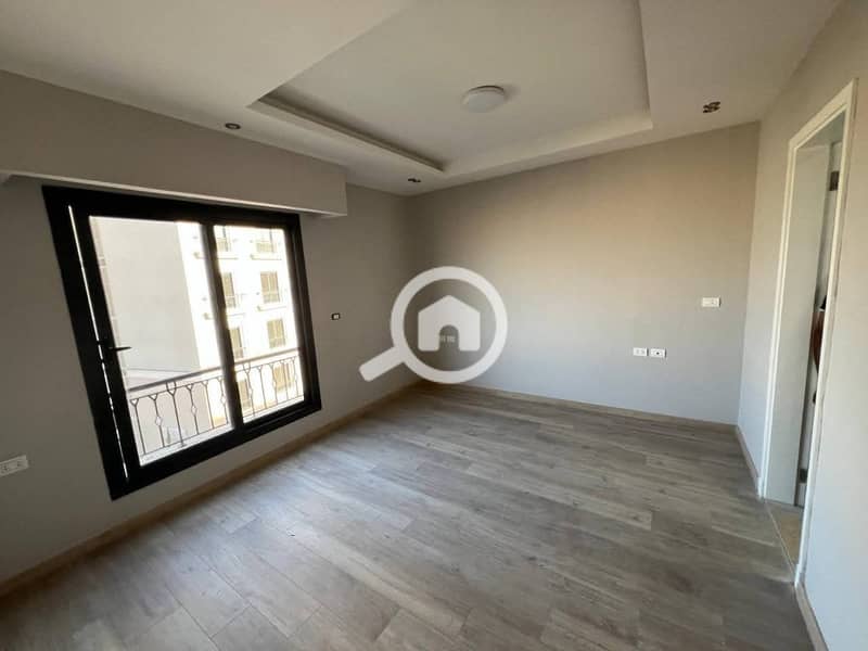 12 c90b7dcc-a334-446c-9817-dbf9aa3f8243. jpg