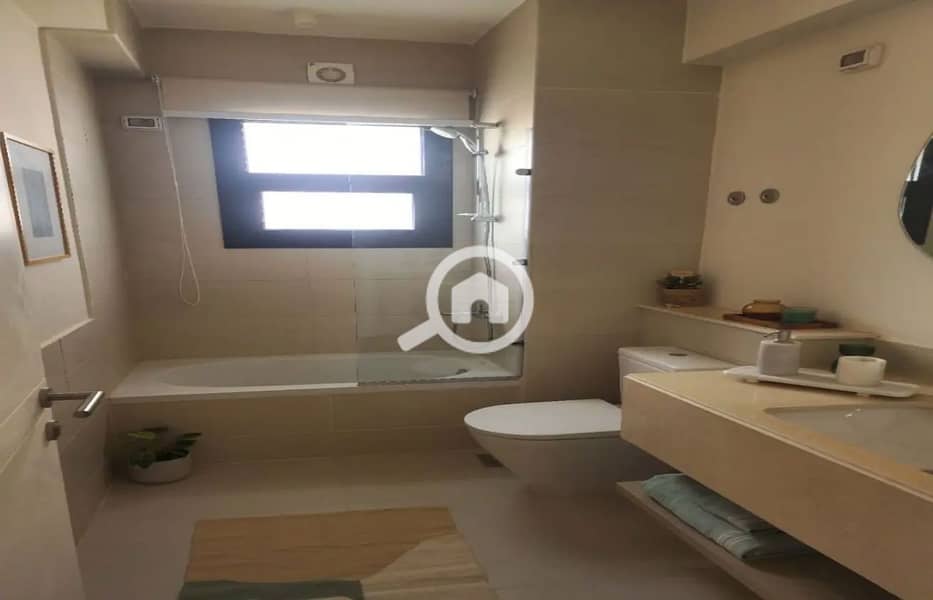 5 7758593-81876o_1400x900. jpg