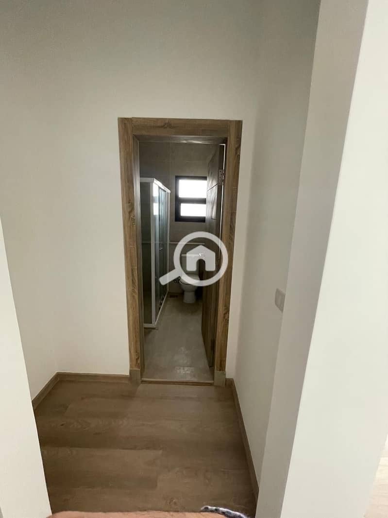 18 b4f0f2f4-e1f7-4033-9418-beb0cda02a3c. jpeg