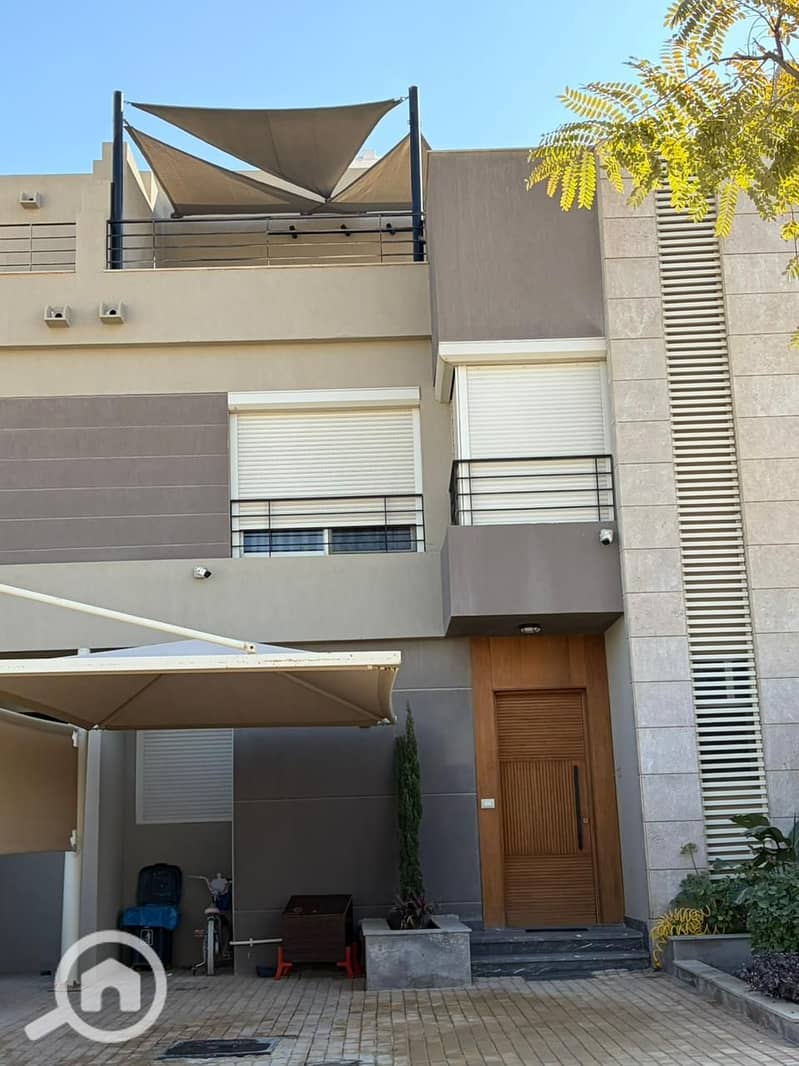 12 7671b942-f1dd-4c71-83c4-c65c1ef5a1d5. jpeg