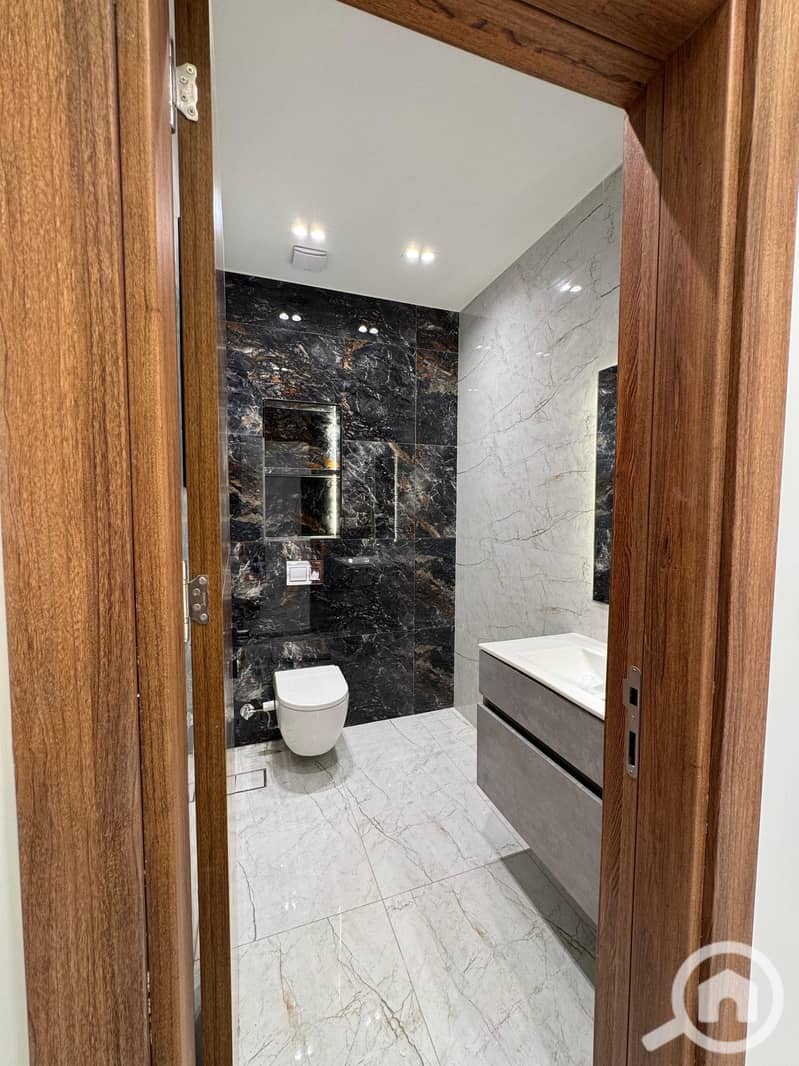 8 2b8281e6-2cb5-4aa8-8a71-8703bf33399a. jpeg