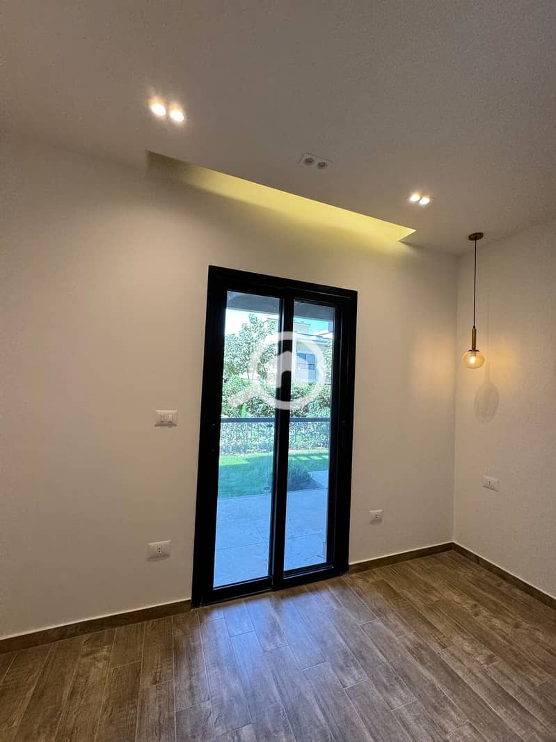 12 0379f70b-430d-46c3-9b53-3ee5fd04f21d. jpeg