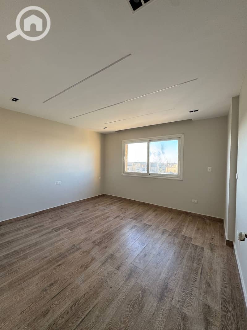 9 ed9639f4-88cf-4b1d-84c3-dedd96d78c24. jpg