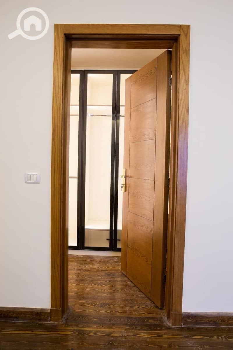 5 4ad960c7-314a-4600-9ab9-6bc024f78196. jpg