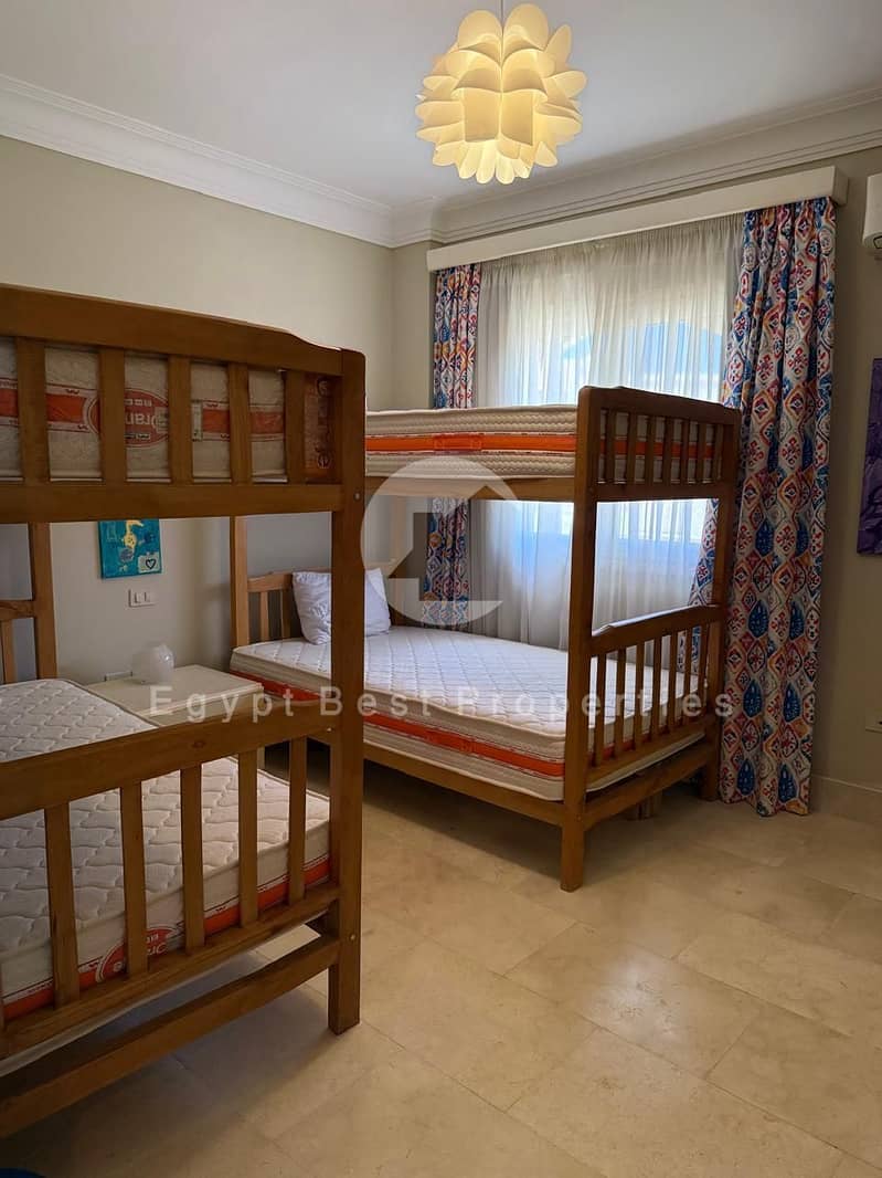 11 e12c72df-de8c-444b-833f-16df1a1c4b77. jpg