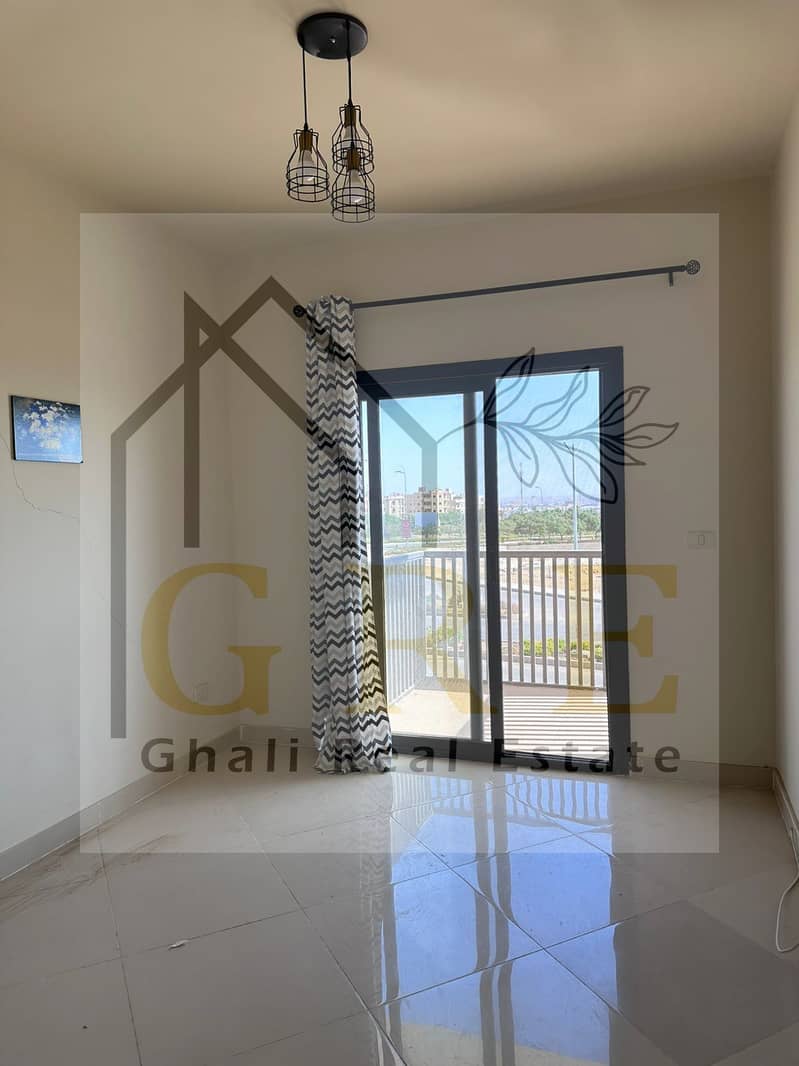 10 03f0eed7-2edb-4cd1-8bee-819bd9fe697a. jpg