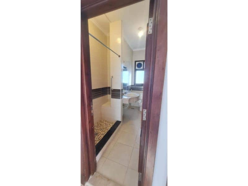 10 5698b48b-f769-4695-a703-c11932e293f7. jpg