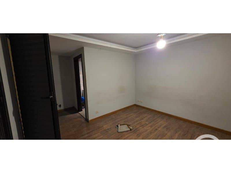 4 e5e57d12-ab95-497a-8179-a04487f1a645. jpg