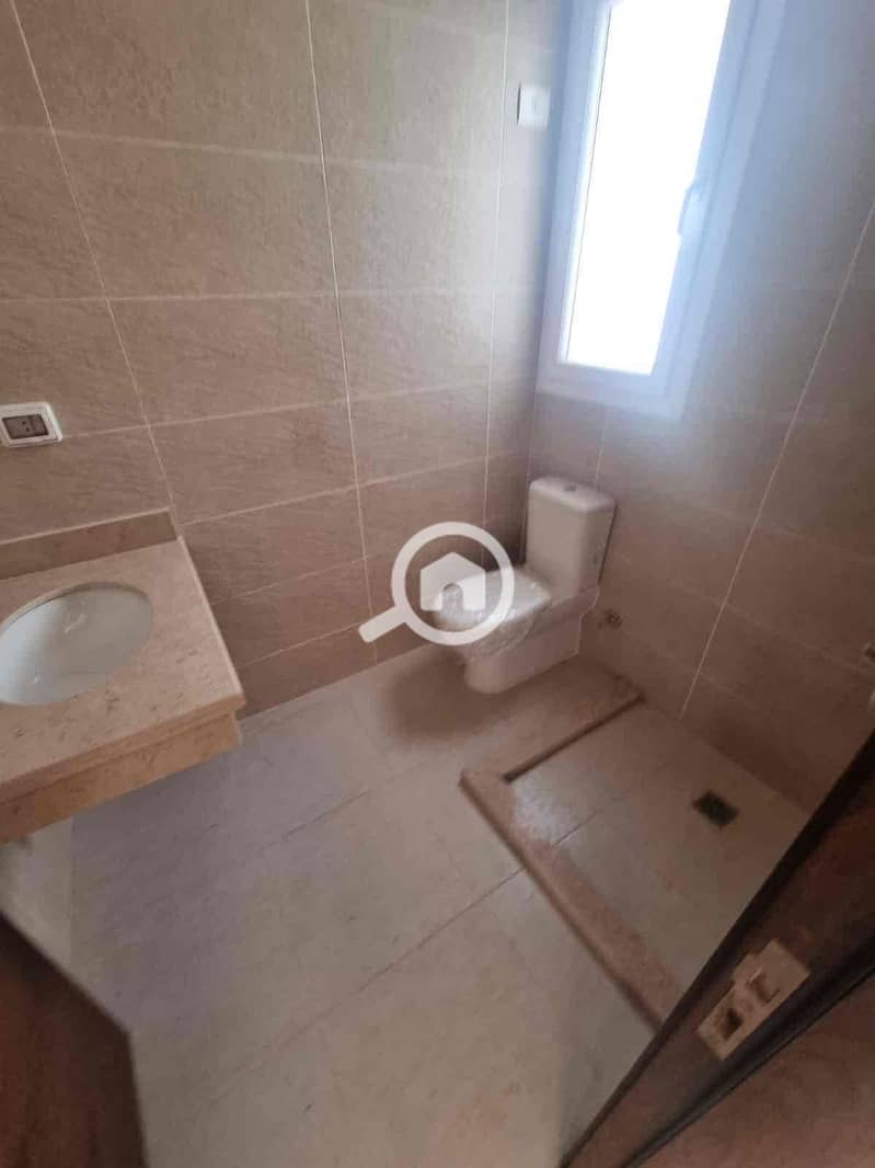 4 adef5b12-5a4c-430d-8db5-849b67e694dc. jpg