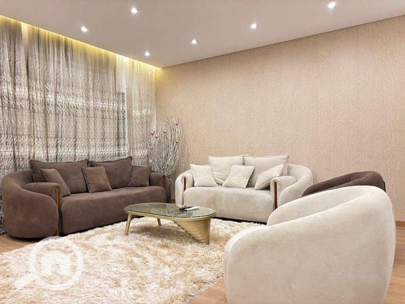 2 261de2e7-ae44-44df-87b2-2ed8b1de3c17. jpg