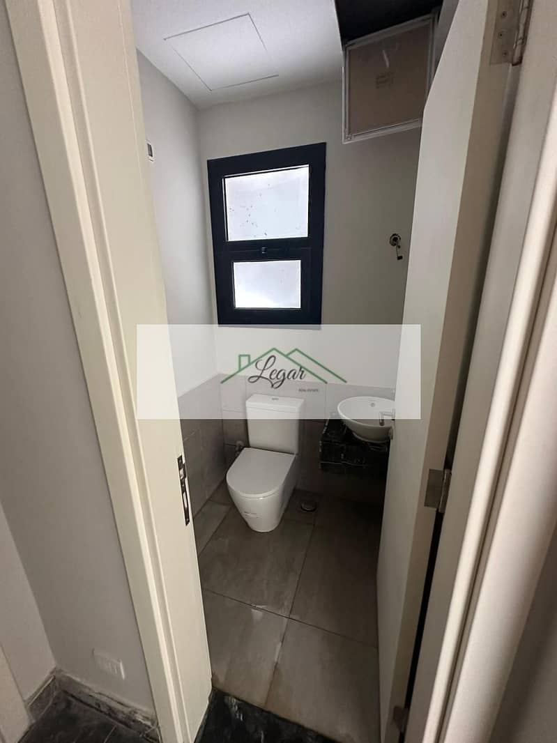 10 dcd9edb1-ffe7-4822-a95c-ff05c3cd8be9. jpg