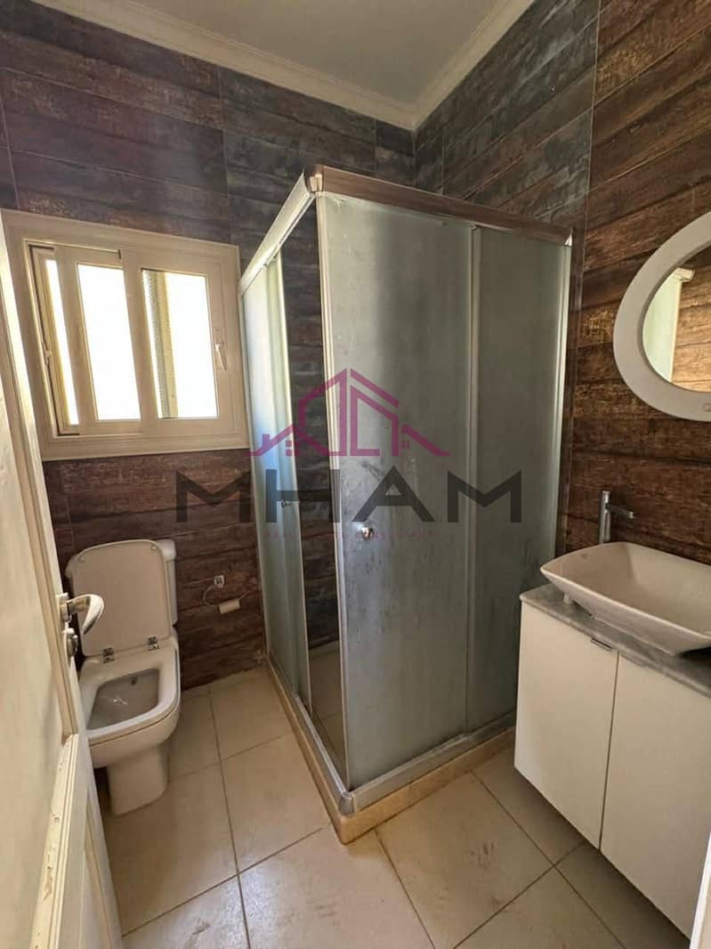 8 photo_6023630541485181917_y. jpg